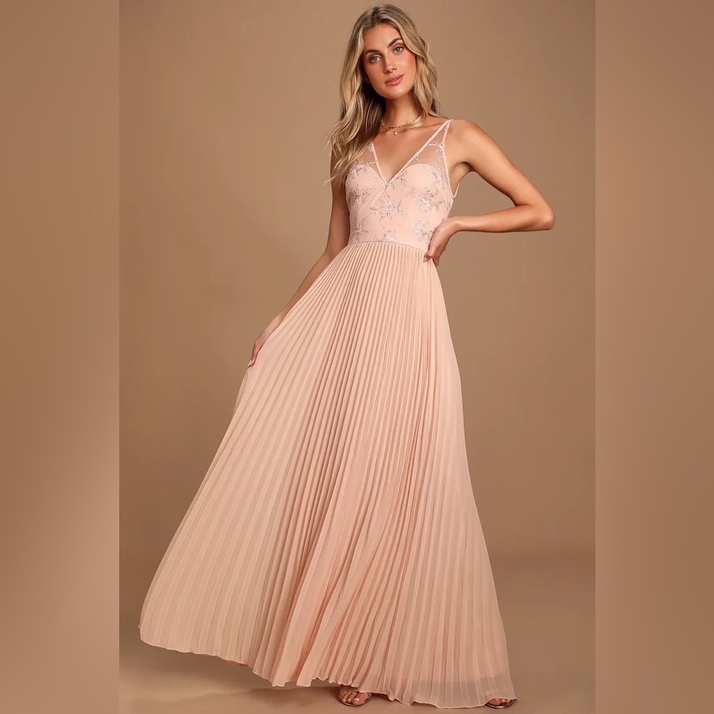 Petals and Pleats Blush Pink Lace Pleated Maxi Dress
Lulus Small Bridesmaid Prom